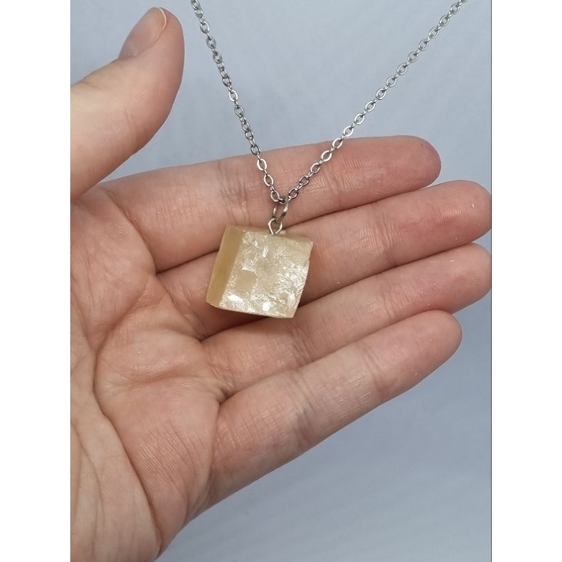 Colar com pedra natural  - Calcita mel ( foco, superar a preguiça, autoconfiança)