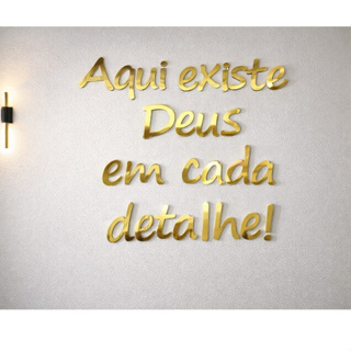 Frase decorativa Aqui tem Deus em cada Detalhe em Acrílico Promoção em Oferta na Shopee