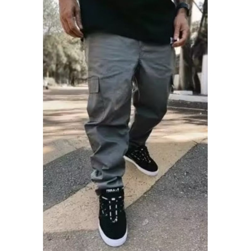 Calça Cargo Jeans Sarja Masculina Skate Com 06 Bolsos Fechamento em Cordão Unisex