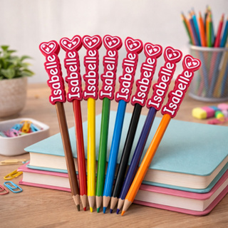 Kit 24 Identificadores de Lapis/Caneta Personalizados com Emoji em 3D Topper (até 10 letras) em Oferta na Shopee