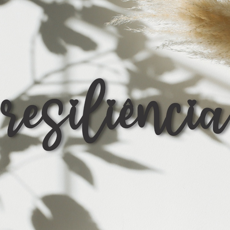 Placa Quadro Decorativo Lettering Resiliência Palavra Madeira MDF Com Fita Dupla Face Adesiva Preto Fosco