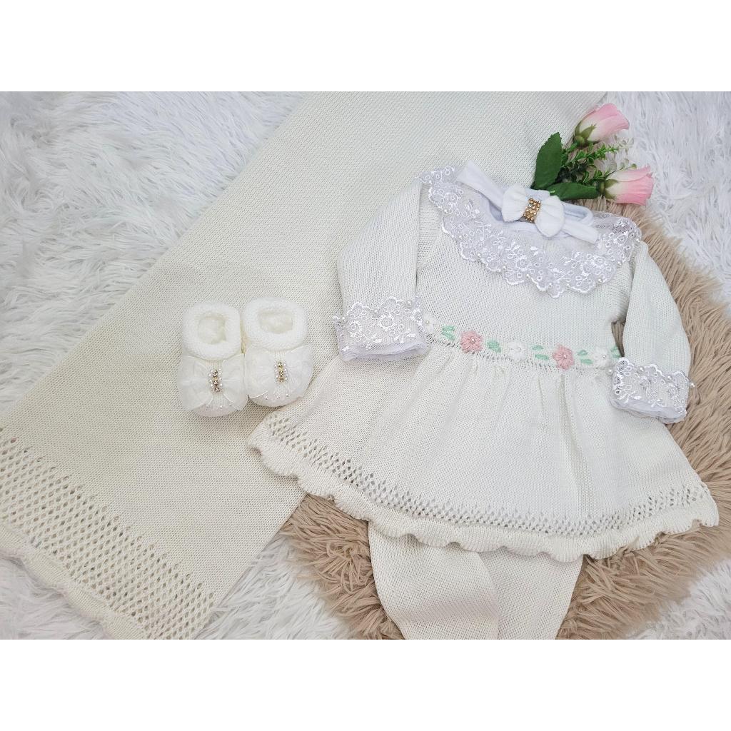 Saída de maternidade menina em tricô /tricot branca off white floral bordada com vestido luxo feminina