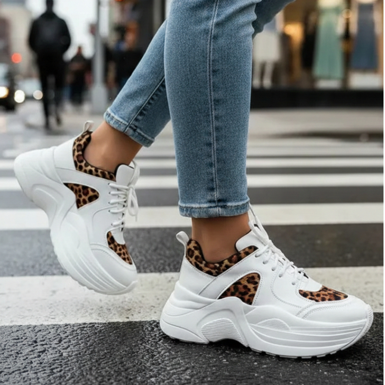 Tênis Branco Fundo Onça Caixa Alta Chunky Animal Print Moderno