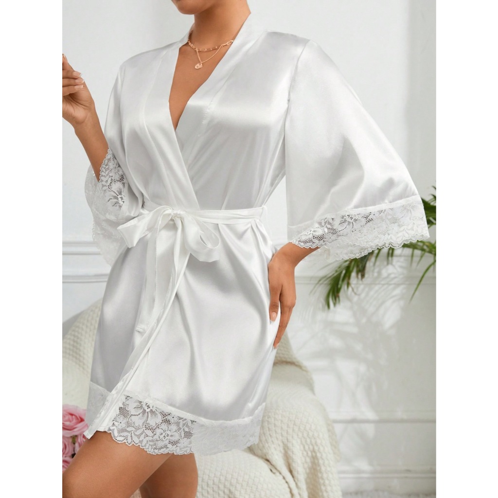 Robe Curto de Cetim Branco com Renda - Elegância e Conforto!
