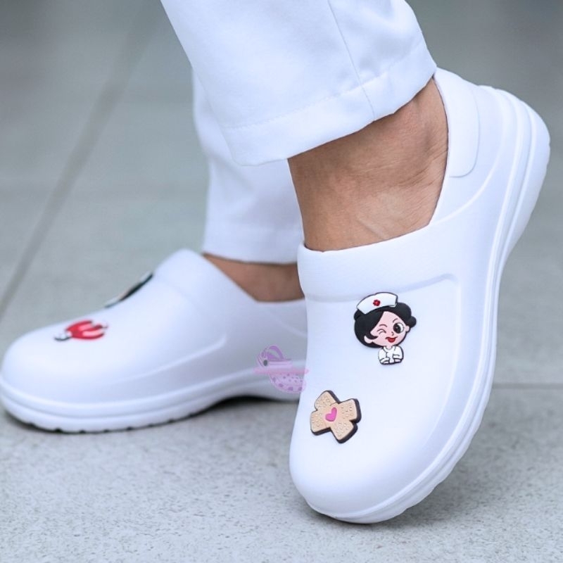 Sapato NR-32 NURSE Fechado 4 Pins Botons Profissional ENFERMEIRA Impermeável Leve ideal Para Hospital Estágio (Sapato)