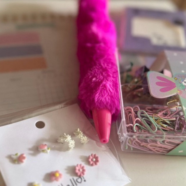 KIT PRESENTE MENINA - Presente Completo Caneta Pelúcia + Planner + Bloco + Clips + Brincos