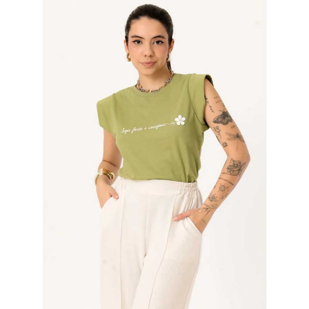 T-SHIRT MUSCLE TEE CAMISETA BLUSA SEJA FORTE E CORAJOSA FLOR APLICACAO PEROLAS - COR VERDE OLIVA