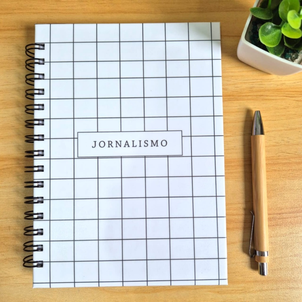Caderno de Jornalismo A5 Profissional – 100 Folhas 90g | Wire-o | Capa Xadrez Preto e Branco Aesthetic | Feito à Mão