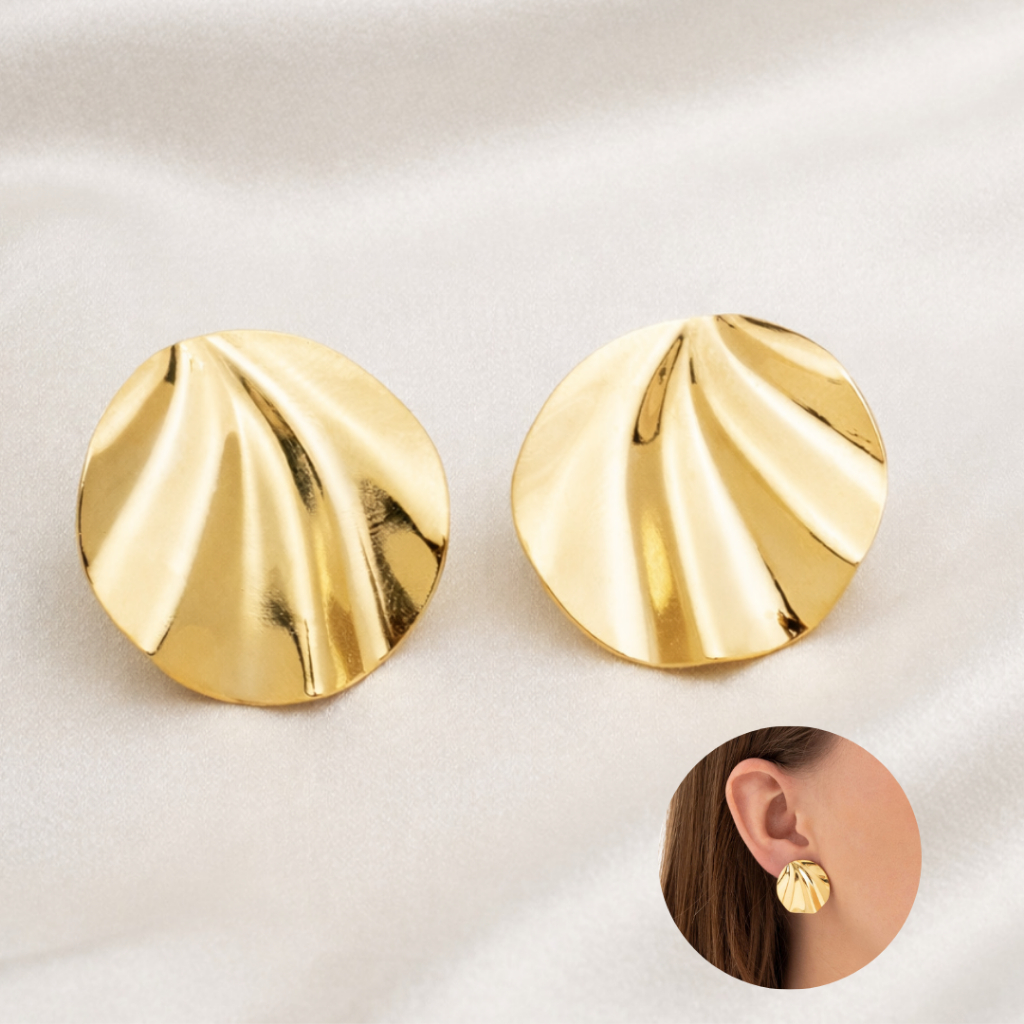 Brinco Leque Dourado Redondo com Textura Moderna Semijoia Antialérgica Folheada a Ouro 18k
