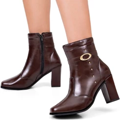 Bota Feminina Lumiss Cano Baixo Salto Alto Bloco Bico Quadrado Rebite Dourado Fivela Metálica Marrom
