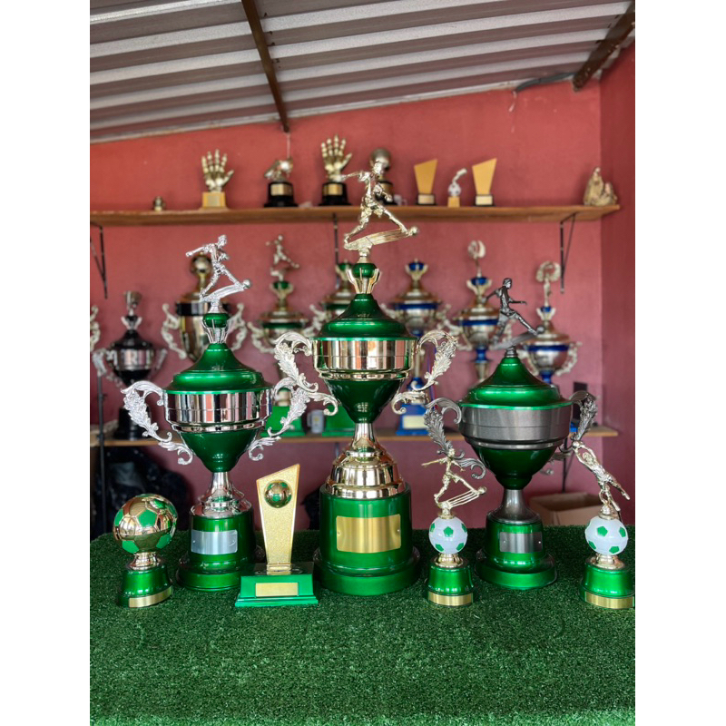 troféus para campeonatos / campeão 1.00 metro - vice 85 cm - terceiro 77 cm / 4 Trofeus para destaques
