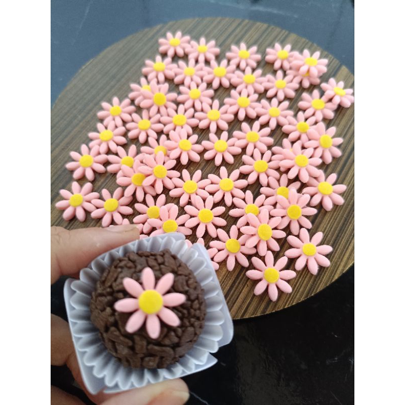 APLIQUE ARTESANAL DE LEITE EM PÓ PARA DECORAÇÃO-MINI FLORES,MARGARIDA ROSA. 50 UNIDADES 1,5CM