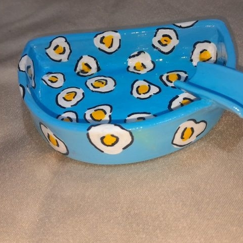 Cinzeiro Decorativo personalidade feito e pintado à Mão – Estampa Ovos Fritos 🍳