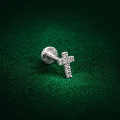 Piercing Orelha Cruz Cravejada Prata 925 Brilho Delicado