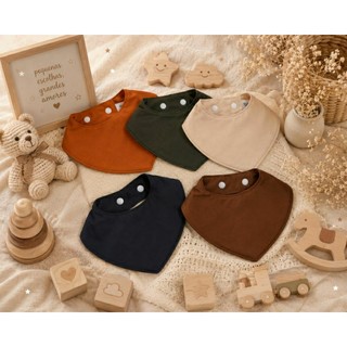 KIT 4 e 5 BANDANAS IMPERMEÁVEIS DUPLA FACE babador estampas sortidas menina menino unissex