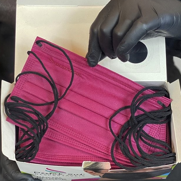Máscara Descartável Tripla Marsala com Elástico Preto com 50 Unidades Destak