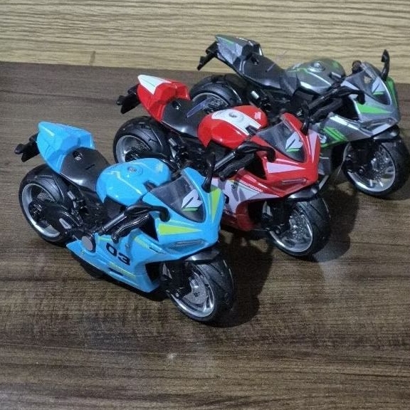 MOTO DUCATI MINIATURA DE METAL COM FRICÇÃO E LUZES ( ESCALA 1:12 )