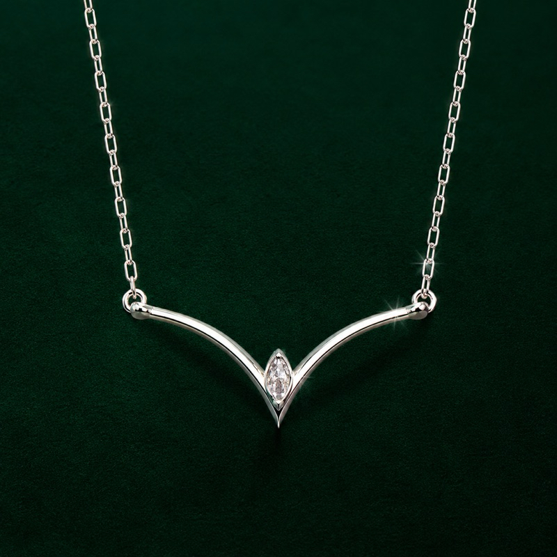 Gargantilha Formato V com Zircônia Transparente em Prata 925 Elegante e Delicada