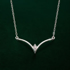 Gargantilha Formato V com Zircônia Transparente em Prata 925 Elegante e Delicada