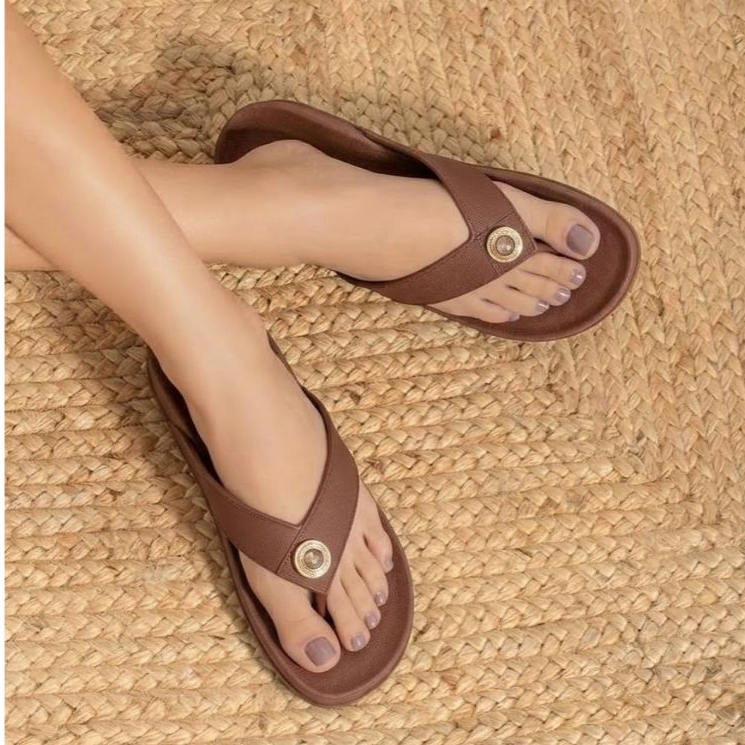 Sandália Chinelo Feminino Plataforma Enfeite Metálico Confortável Leve Moderno Moda Lançamento