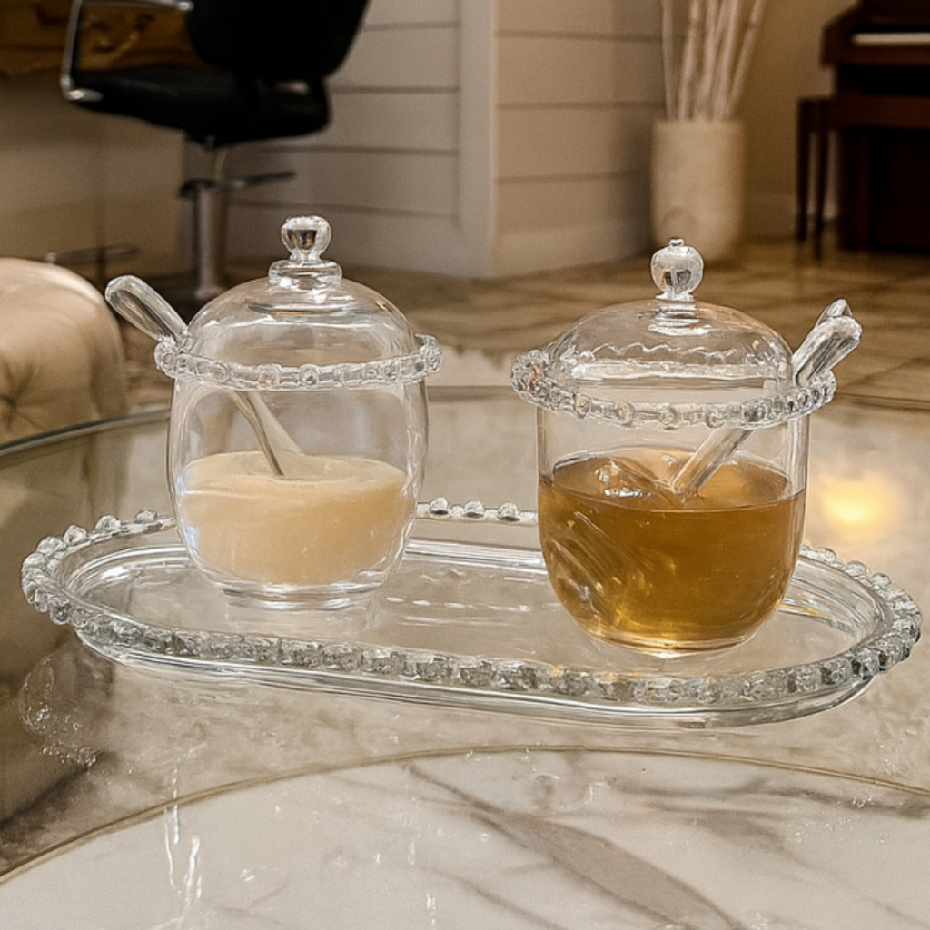 Kit 3 Itens de Mesa Posta Açucareiro Meleira e Travessa Cristal Com Detalhes Coração De Vidro
