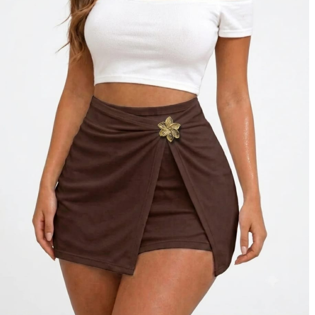 Short Saia Envelope Com Detalhe Flor Dourada Confortável Cintura Alta