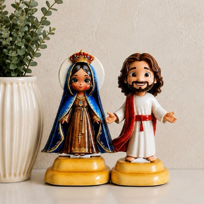 Kit Santinho Painel de Carro – Jesus e Nossa Senhora Aparecida (5cm) - Miniatura Decorativa Com Base Adesiva (PROMOÇÃO)