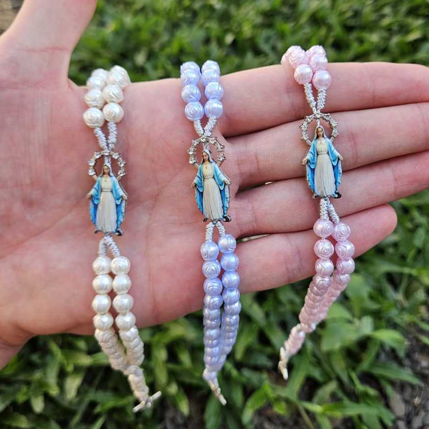 Terço de Pulso Nossa Senhora das Graças com Crucifixo Contas Perólas, Pulseira ideal para presente
