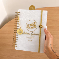 AGENDA 2027 COM CAPA EM ACRILICO MADREPEROLA PERSONALIZADA 15X21CM COM MARCA PÁGINA