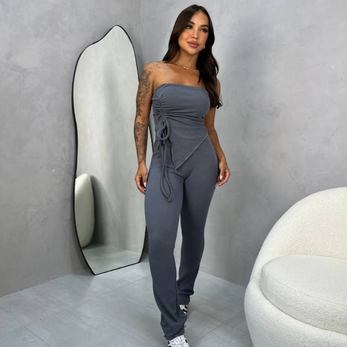 Conjunto Blogueira Gringa Cropped Ajustável na Lateral Tomara que Caia e Calça Flare Cintura Alta Estiloso Calça Flare