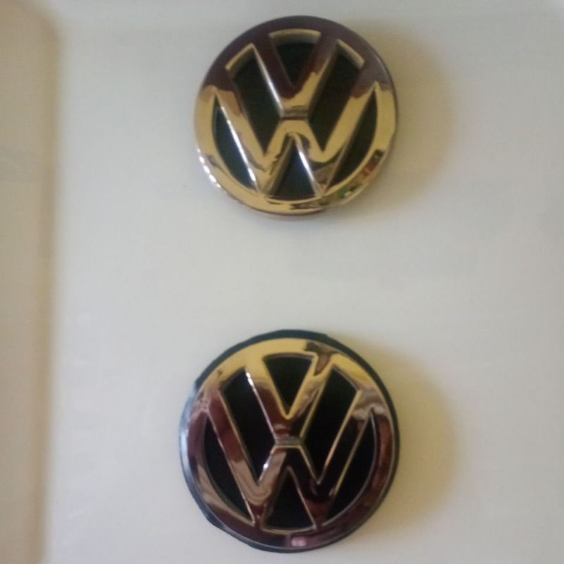 Emblema Logo da grade dianteira é do porta malas Logus