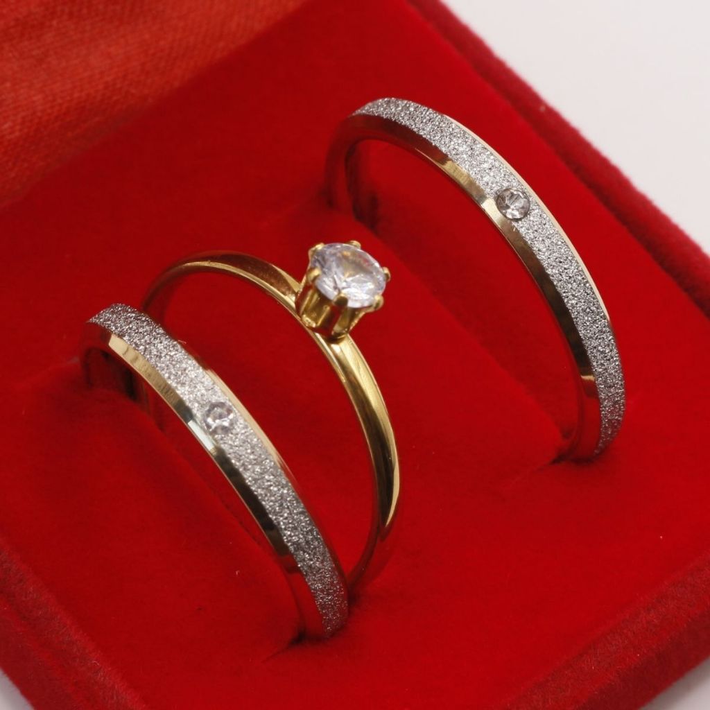 Par Aliança Namoro Compromisso Ouro Diamantada com Pedra Zircônia e Solitário Casal