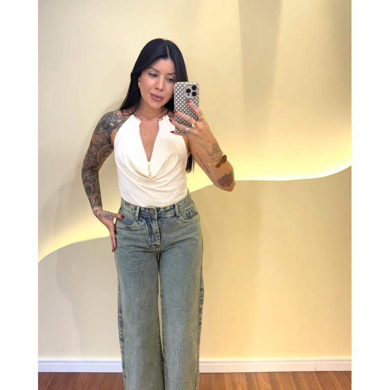 Body Feminino Suplex com Detalhe Dourado no Pescoço Elegante, Sensual e Confortável Tendência.