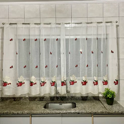 Cortina de Cozinha de Voil Bordado Bule e Cereja 3 e 4 Metros para Varão