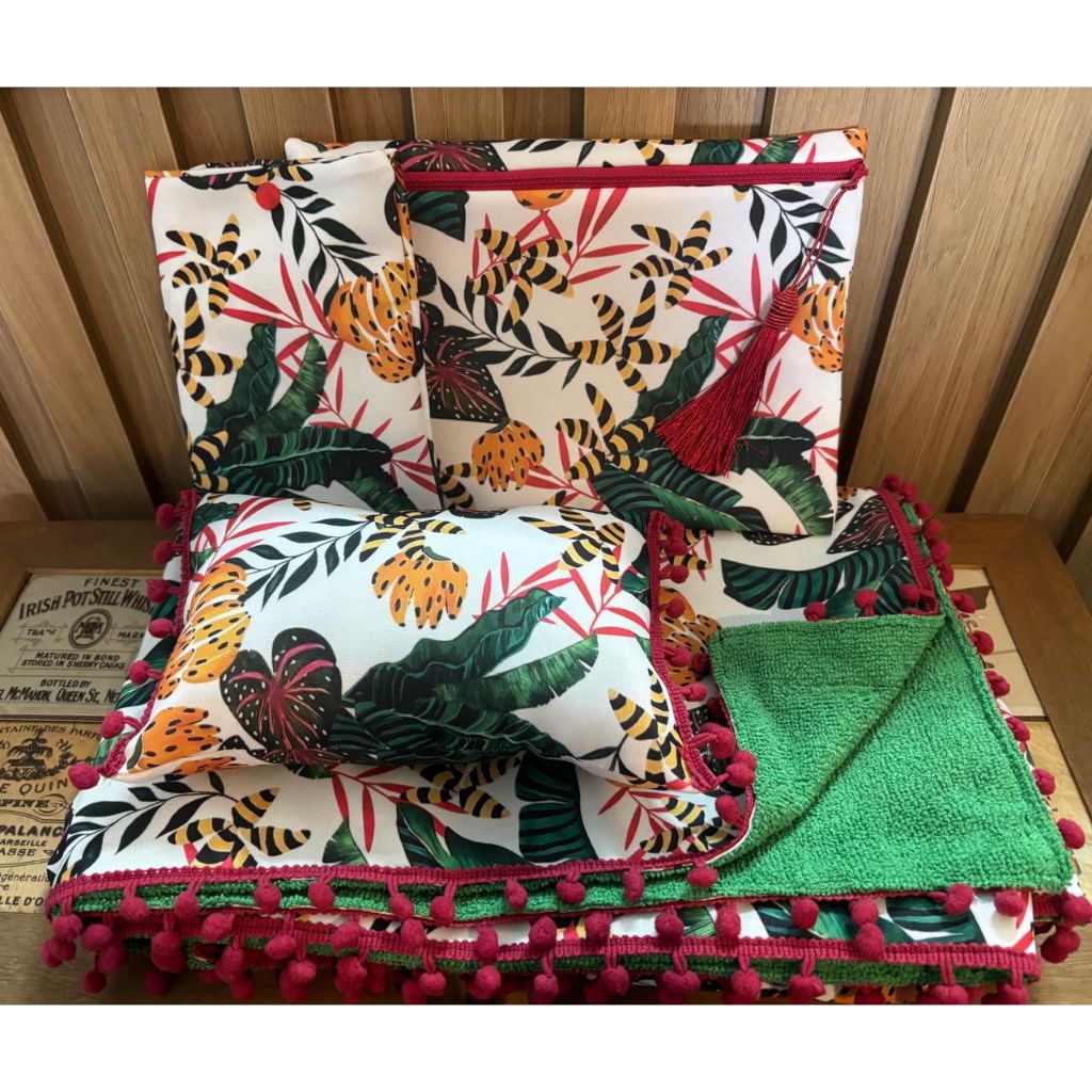 Kit Praia Completo com Canga Atoalhada + Travesseiro + Necessaire + Porta Celular + Bolsa Grátis