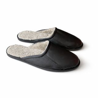 Chinelo pantufa de pelo confortavel em couro legitimo solado de borracha antiderrapante forrado com la cintetica