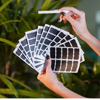 Kit de Etiquetas Adesivas Temperos em Vinil 24 Unidades Preta 5x3 cm + Caneta Branca de Giz Líquido em Oferta na Shopee