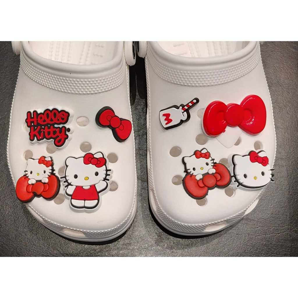 KIT DE PINGENTES PARA COLOCAR EM BABUCHE FOFINHO FACIL DE COLOCAR BOTÃO HELLO KITTY VERMELHA FLORZINHA LACINHO. em Oferta na Shopee