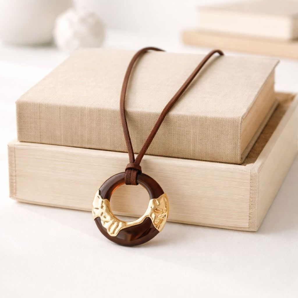 Colar Feminino Couro Marrom Dourado Resina Luxo