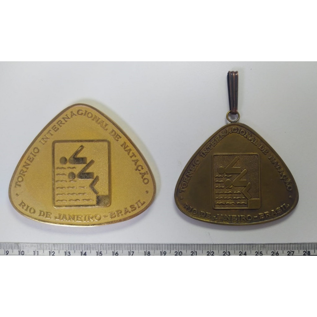 Antiga medalha comemorativa esportiva natação - inauguração Parque Aquático Júlio Delamare - RJ 1978