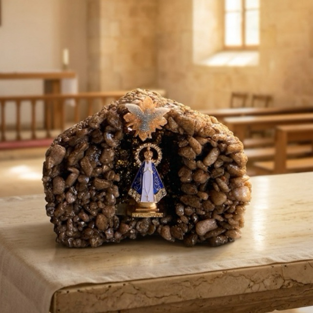 Gruta de Nossa Senhora Aparecida Artesanal com Divino Espírito Santo