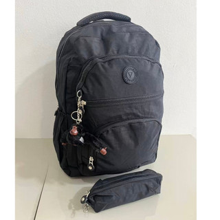 Esta mochila leve, impermeável e unissex vem com um pequeno estojo e um chaveiro de macaco