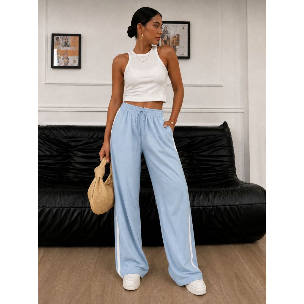 REF: AS-1563 – Calça casual feminina listrada verticalmente com cordões decorativos. Estilo moderno