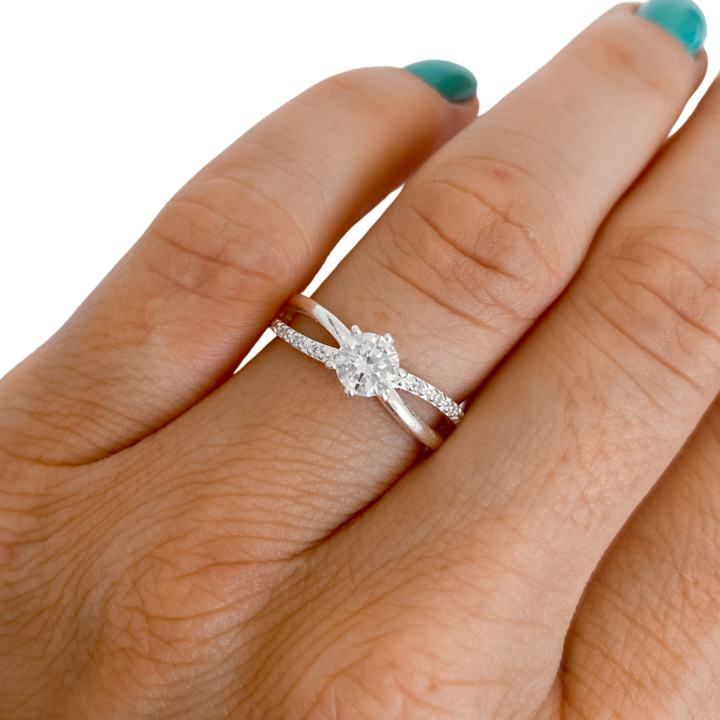 Anel feminino em Prata 925 legitima solitário dois aros um liso e o outro cravejado com zircônias