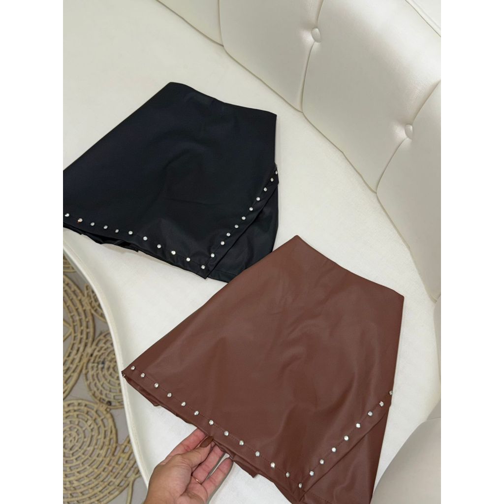 Short Saia em Couro Fake com zíper lateral e strass pregado em pressão - short saia feminino liso