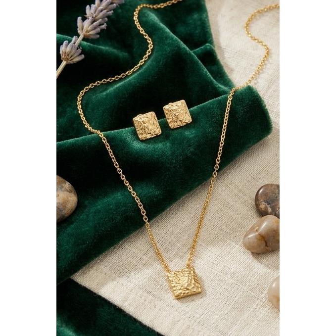 Conjunto Martelado. Um conjunto com banho dourado e acabamento martelado.