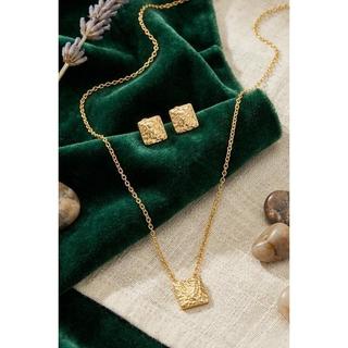 Conjunto Martelado. Um conjunto com banho dourado e acabamento martelado.