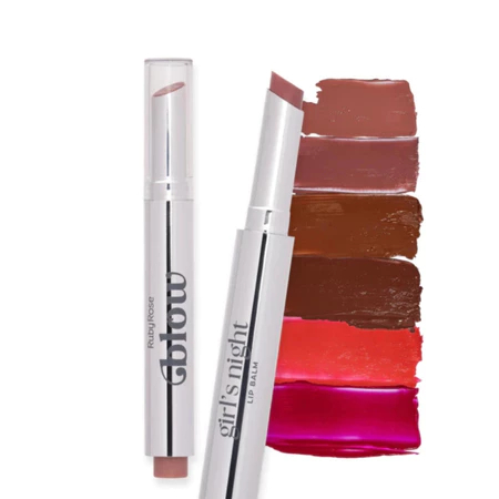 Duas unidades do Lip Balm Ruby Rose Blow Girl's Night posicionadas ao lado de amostras de tons variados do produto em fundo branco.
