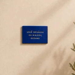 Placa decorativa Djavan “Você deságua em mim, e eu, oceano” Em cerâmica fria