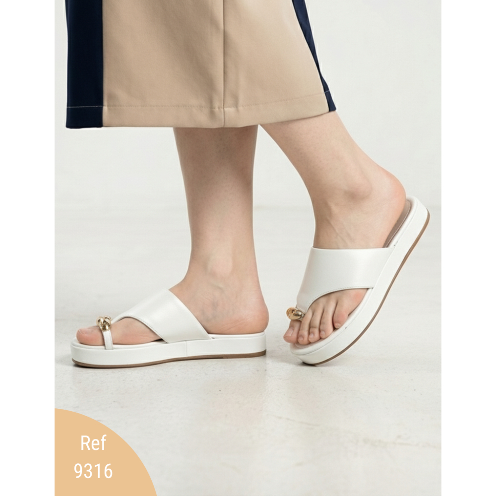 Sandália Flatform Tira Larga Enfeite Metal Branca Edição Limitada Poucos Pares